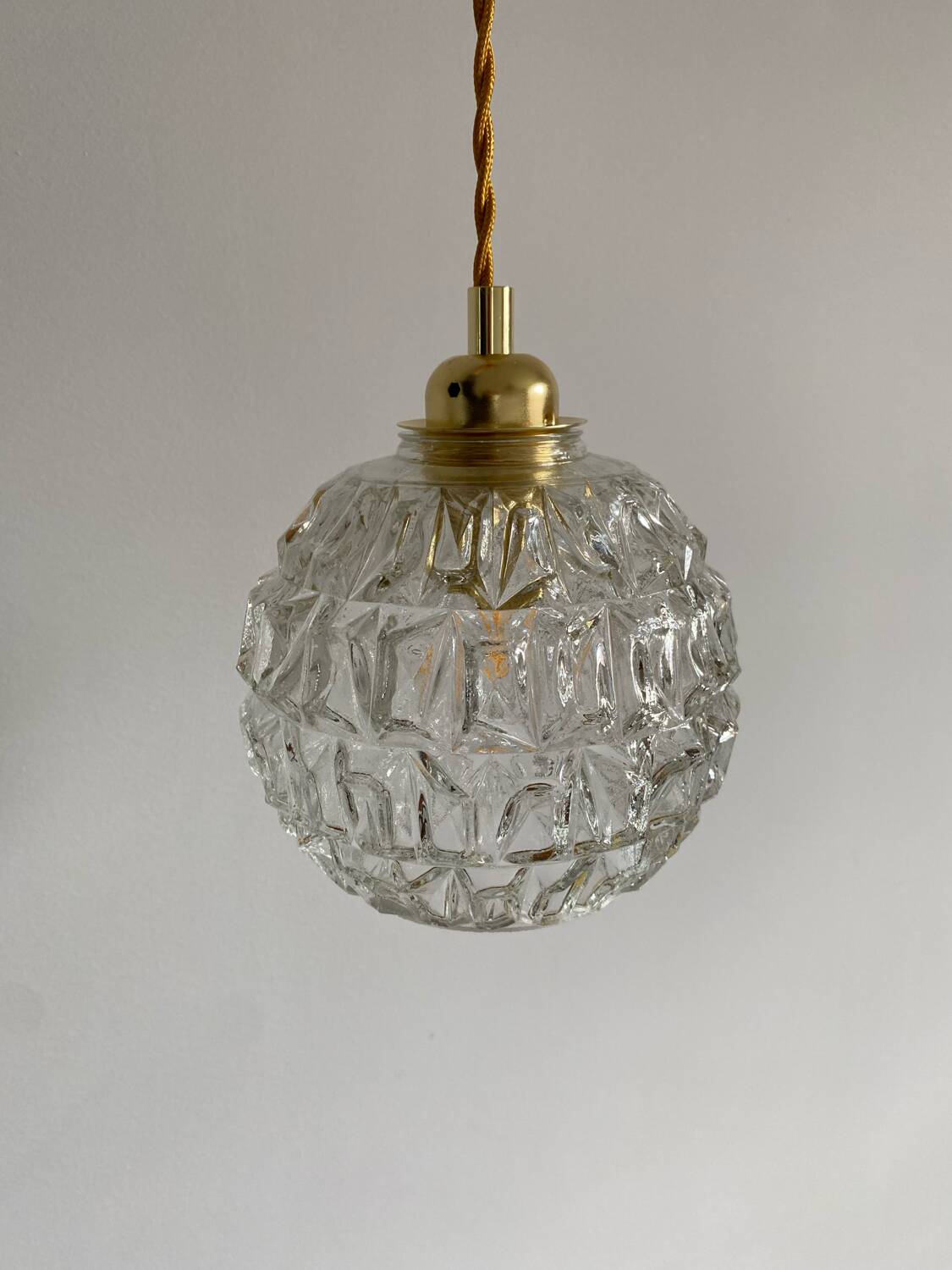 Baladeuse avec globe vintage en verre moulé