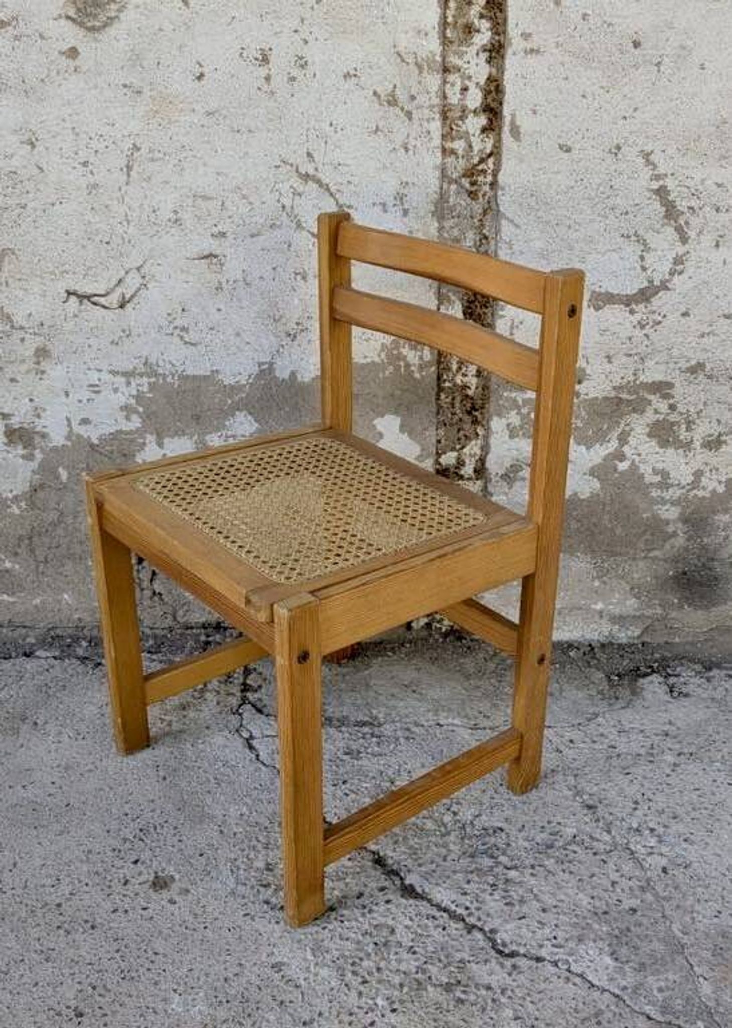 Série de 4 chaises vintage en pin assise cannage
