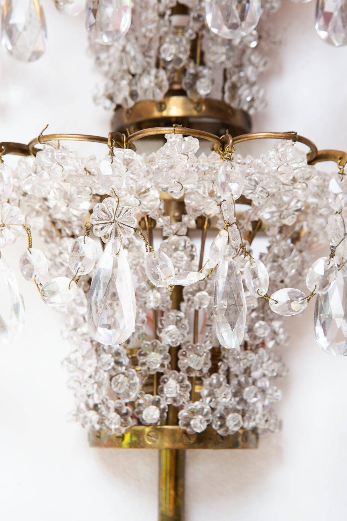 Paire de grandes appliques en laiton et cristal c. 1940s (57 cm)
