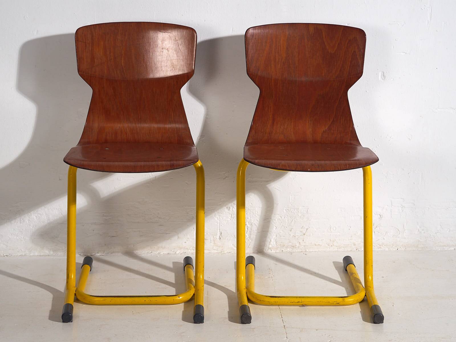Retro yellow dining chairs (circa 1950). Set of 4 pieces.