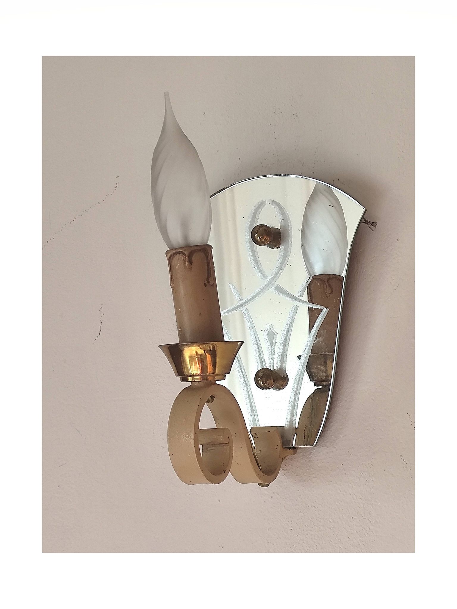 Single-light wall sconce in brass and metal with engraved mirror plate - 1950s