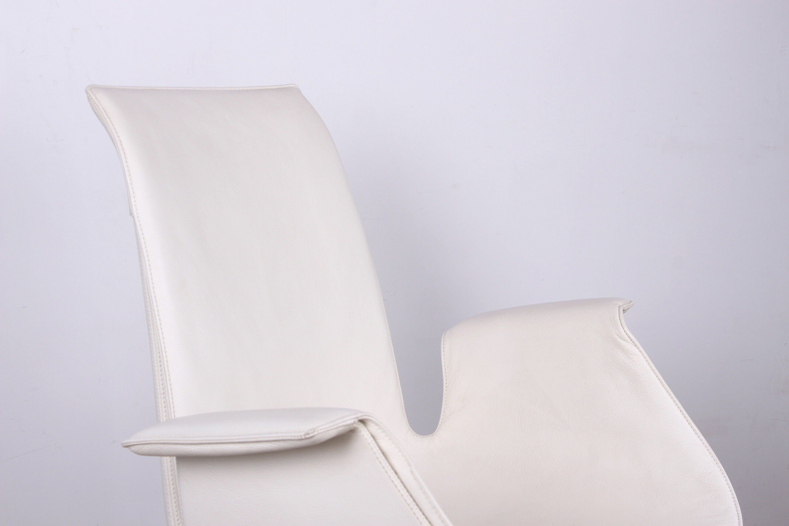 Danish armchair in White Leather and Steel, model FK 6725 or "Tulip chair" by Preben Fabricius.