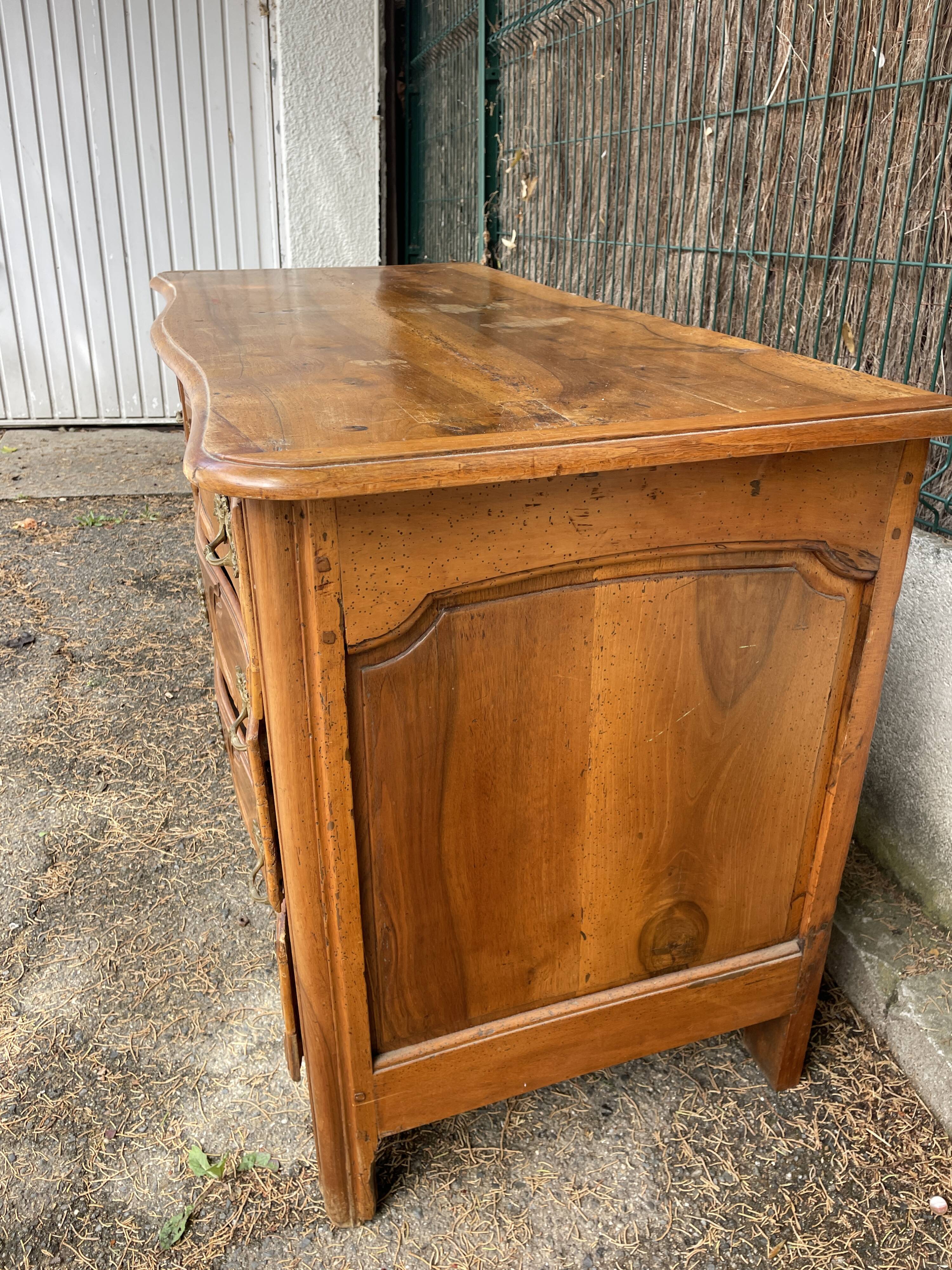 Parisian chest of drawers in walnut Louis XV period with secret drawer, 18th century.