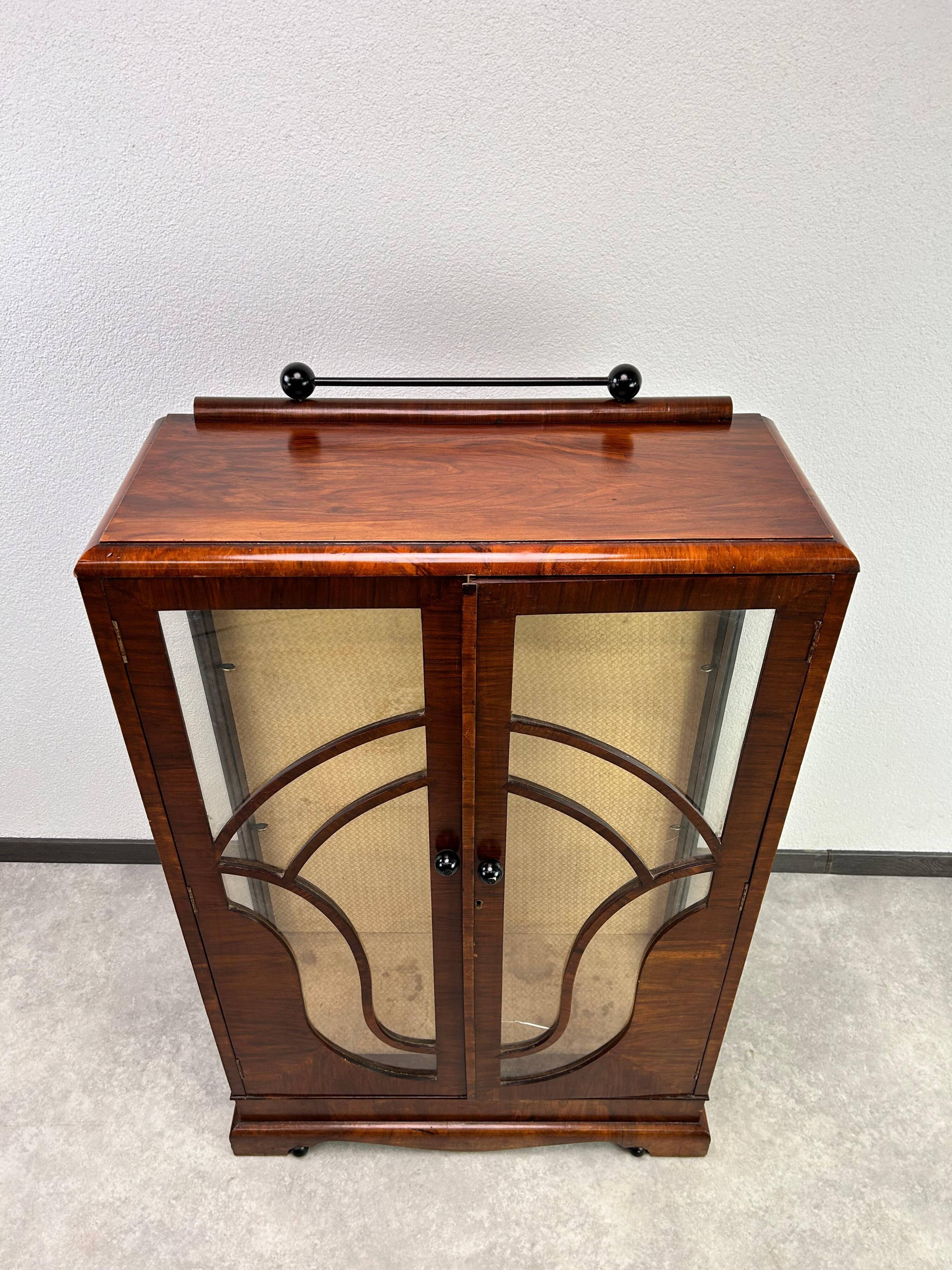 Petite vitrine art déco en noyer