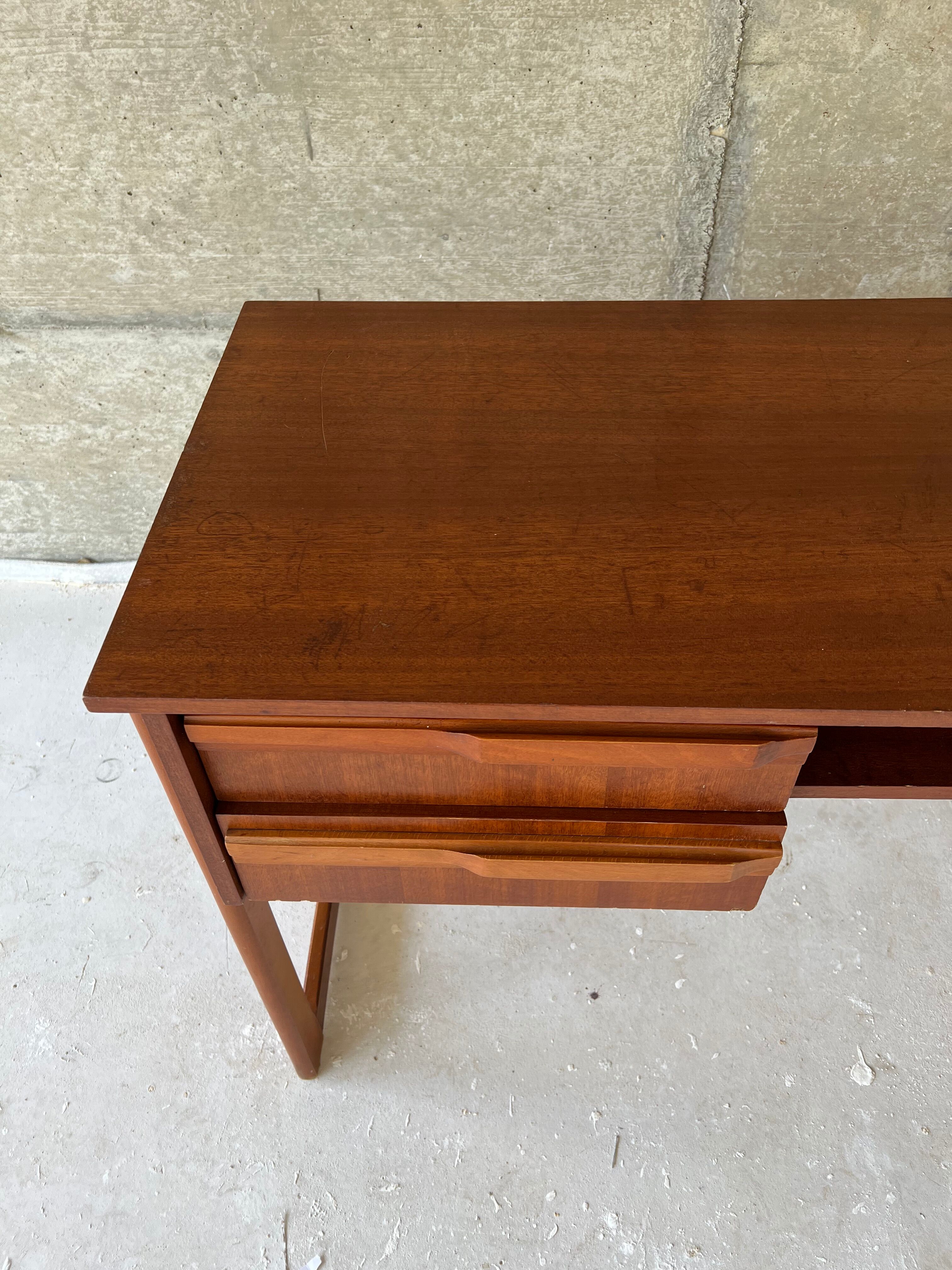 Scandinavian office of the 60s with sleigh feet