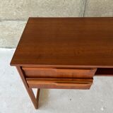 Scandinavian office of the 60s with sleigh feet