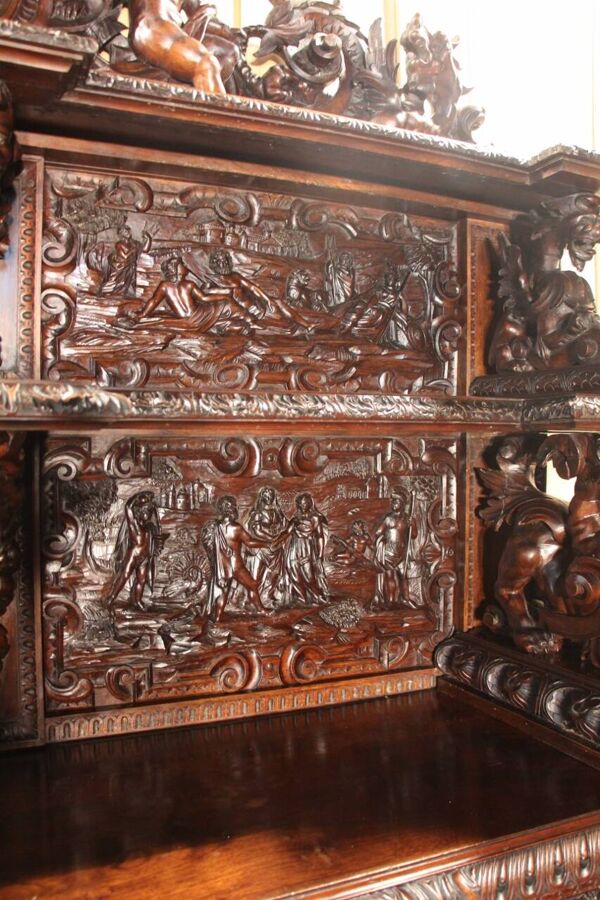 Buffet dressoir de château en noyer de style Renaissance XIXème