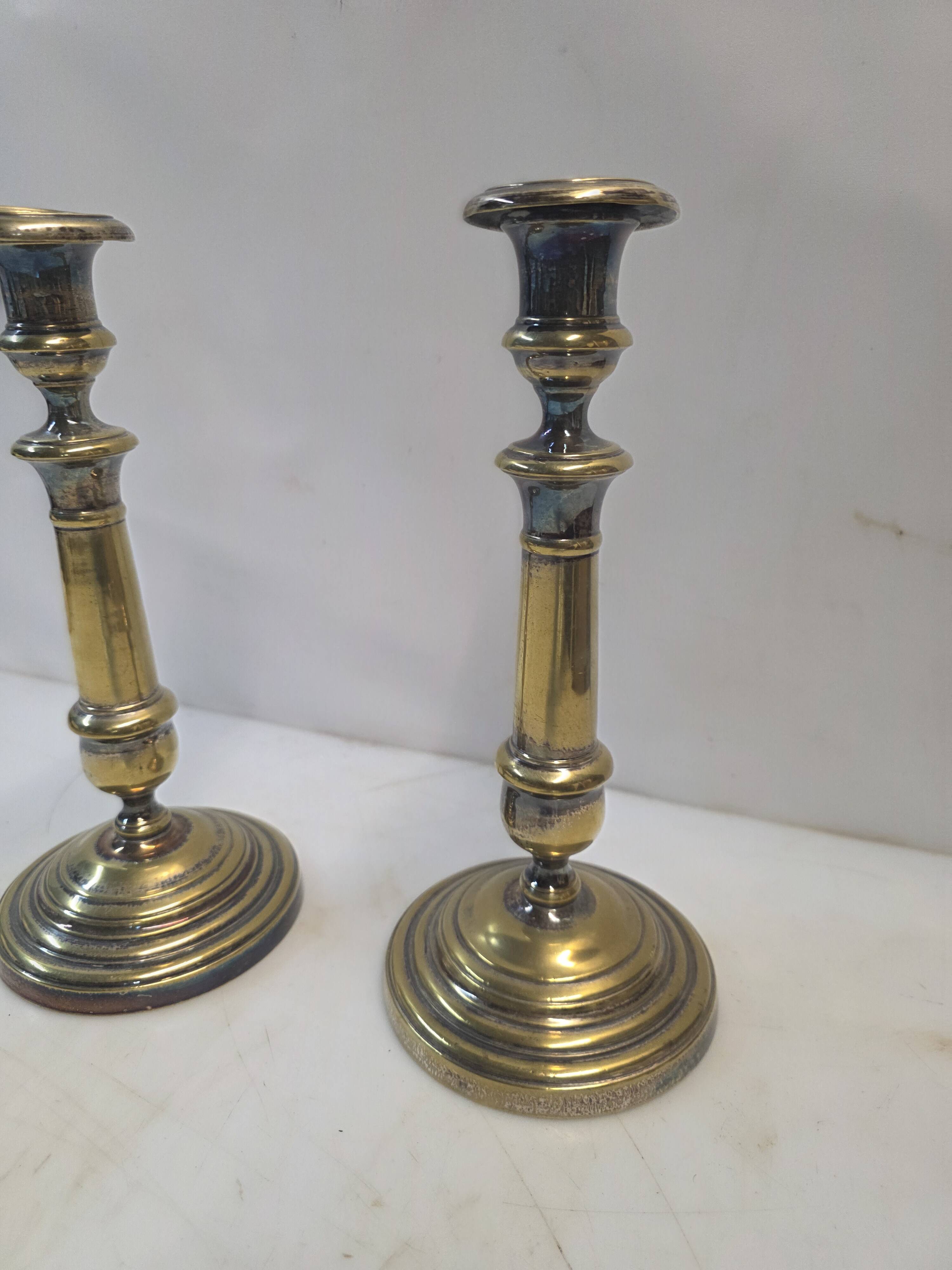 Paire de bougeoirs anciens en laiton