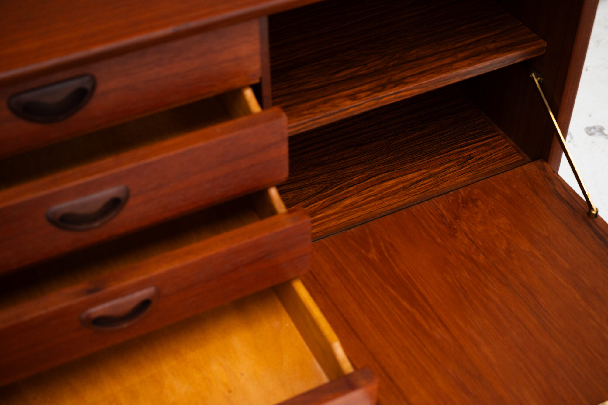 Etagère sur pieds 3-baies par Louis Van Teeffelen