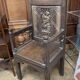 Grande chaise massive en bois style gothique