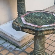 Paire de guéridons en marbre -  travail moderne