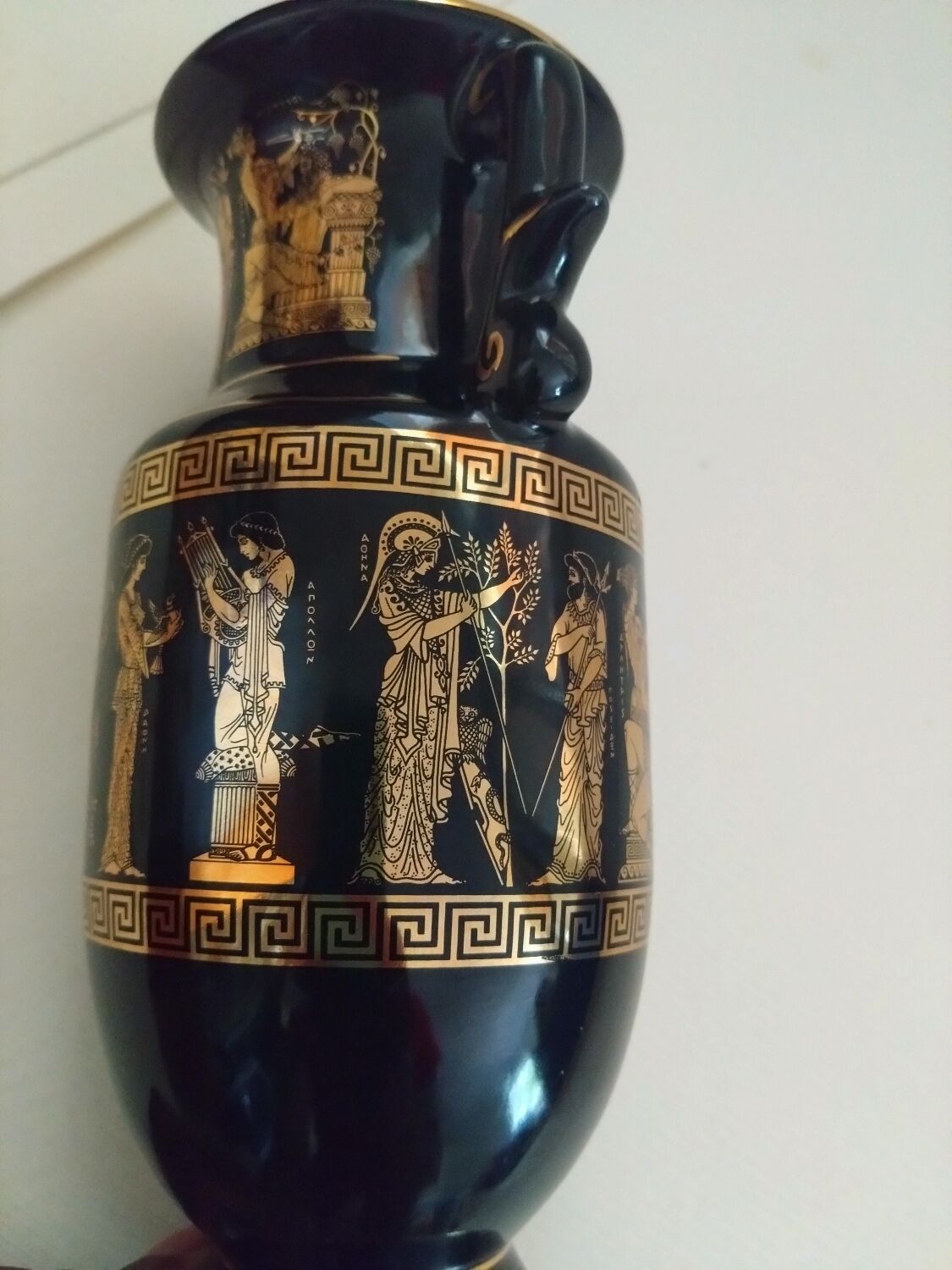Petit vase noir et or