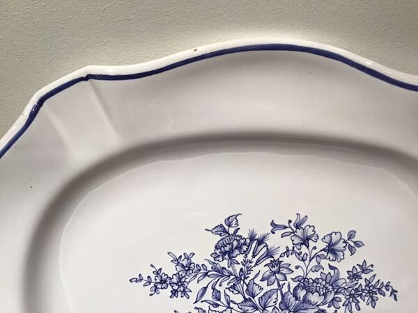 Plat en faïence de Moustier, blanc et bleu