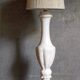 Lampe de table en albâtre, pied balustre, abat-jour en laine vierge
