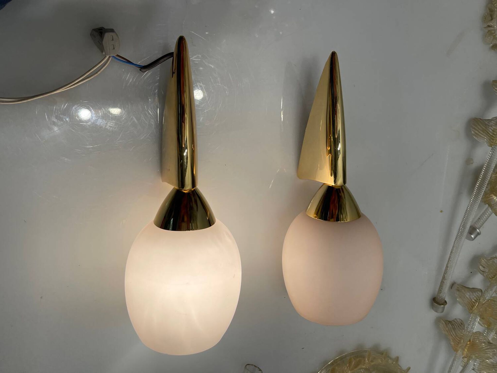 Lot de 2 appliques en verre opalin rose et laiton, années 1960