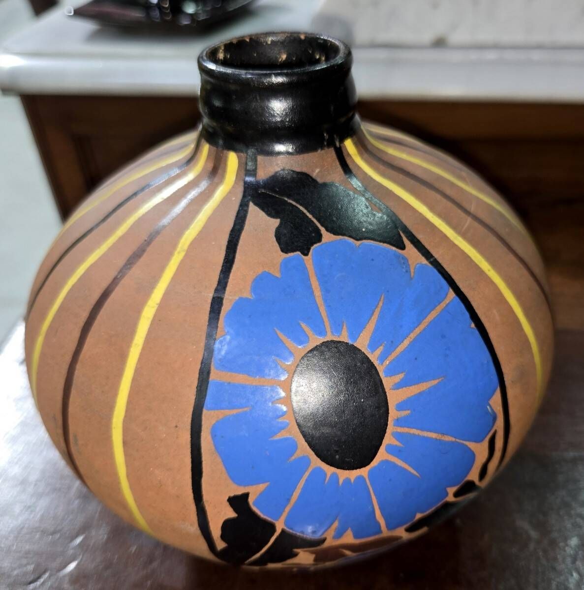 Mael: round ceramic vase from the Art Nouveau period with painted decoration.