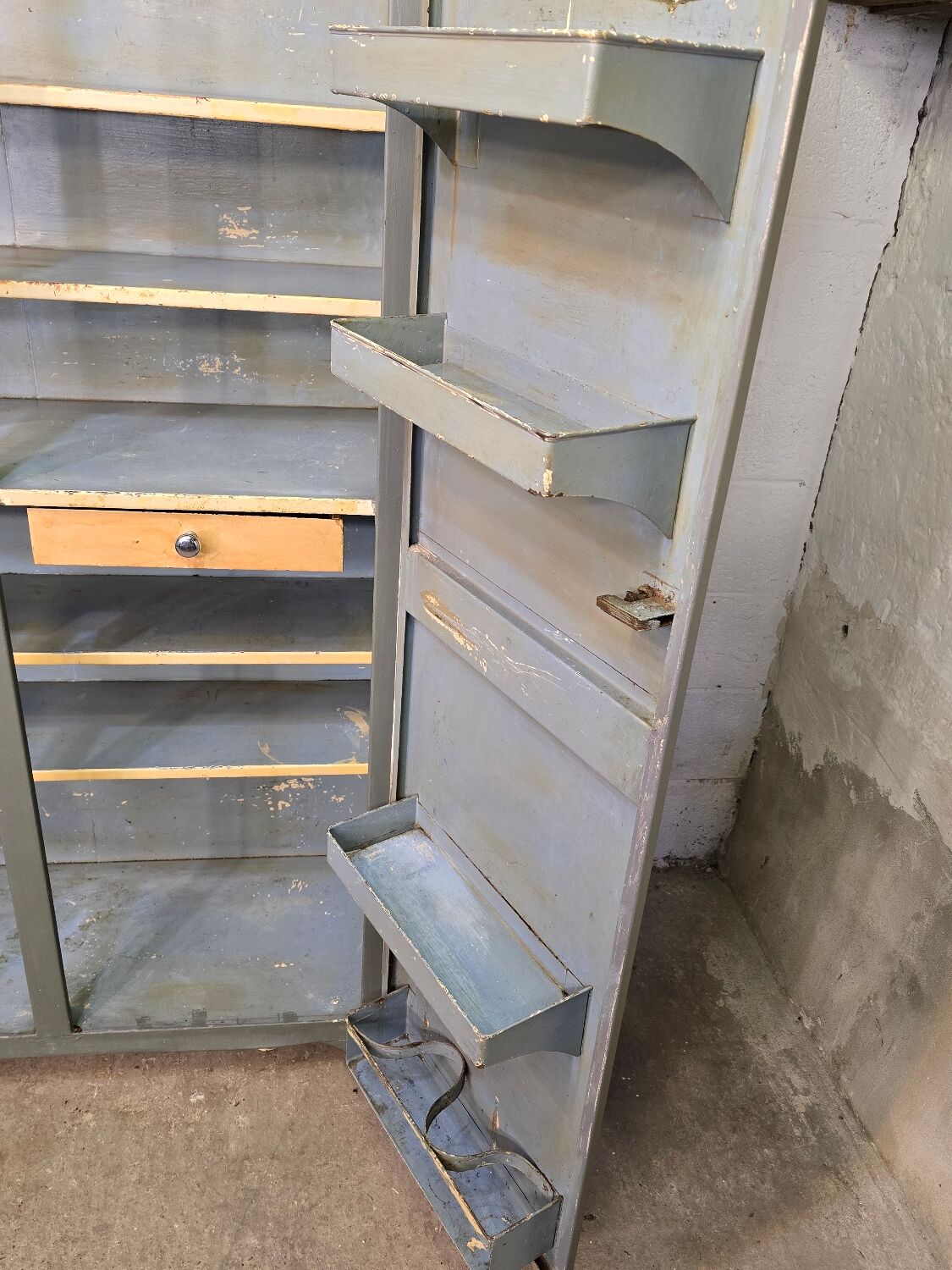 Armoire métallique de cuisine aux bords arrondis 1950