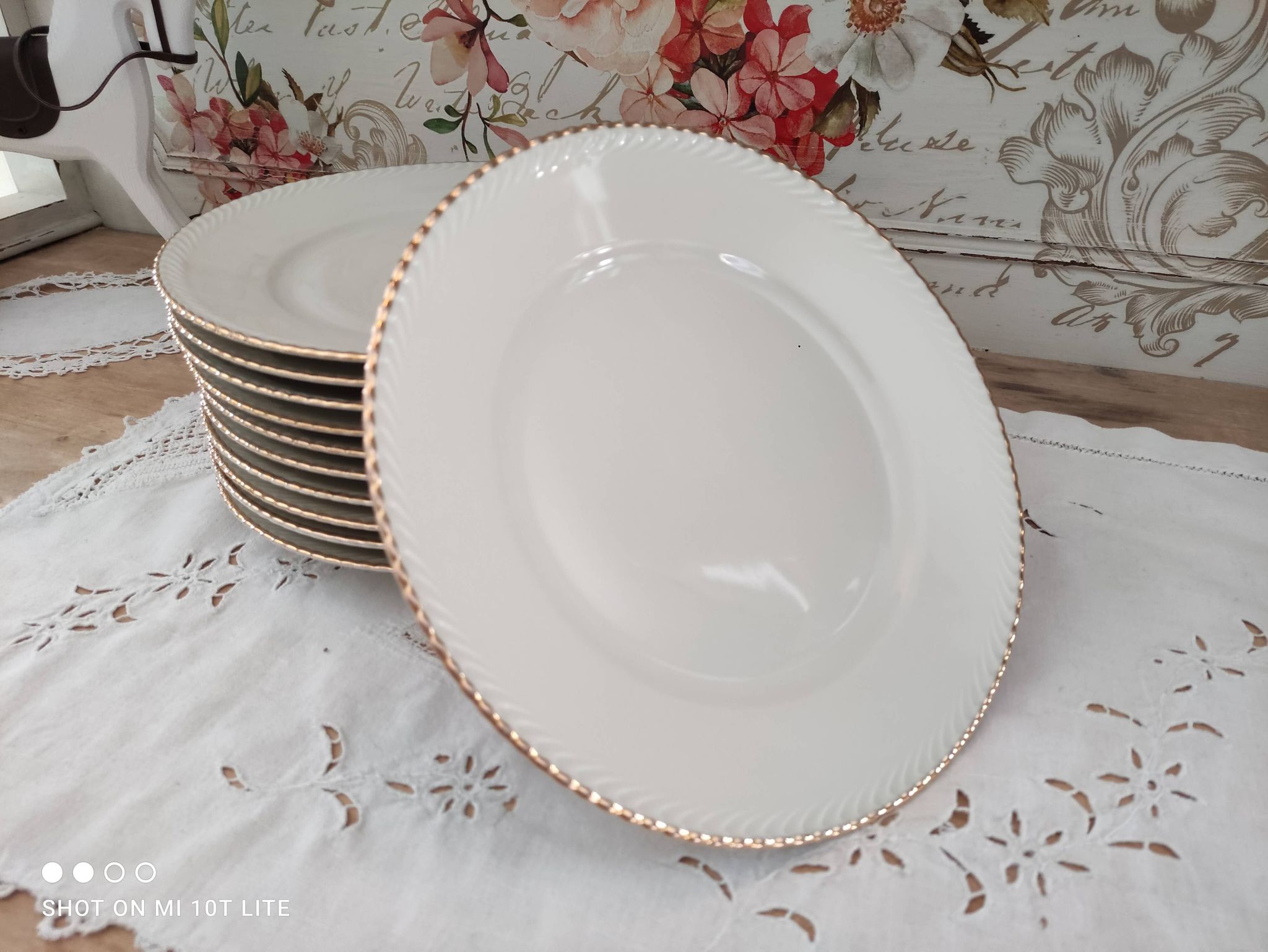 Set of 11 flat plates in porcelain Bavaria beige bordered gold model Jutta