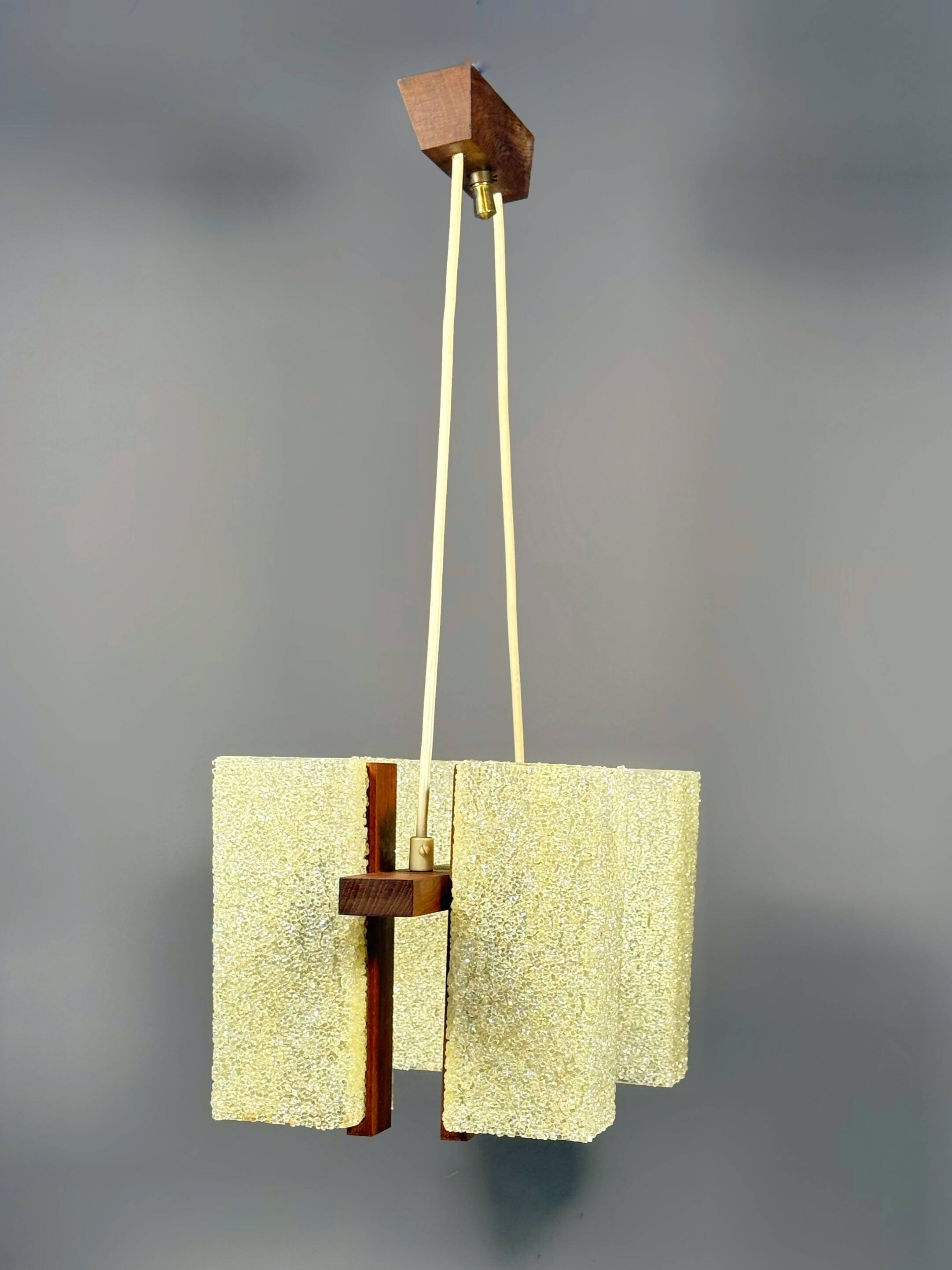 Chandelier scandinave en teck massif avec abat-jours en résine plexiglass – années 1960