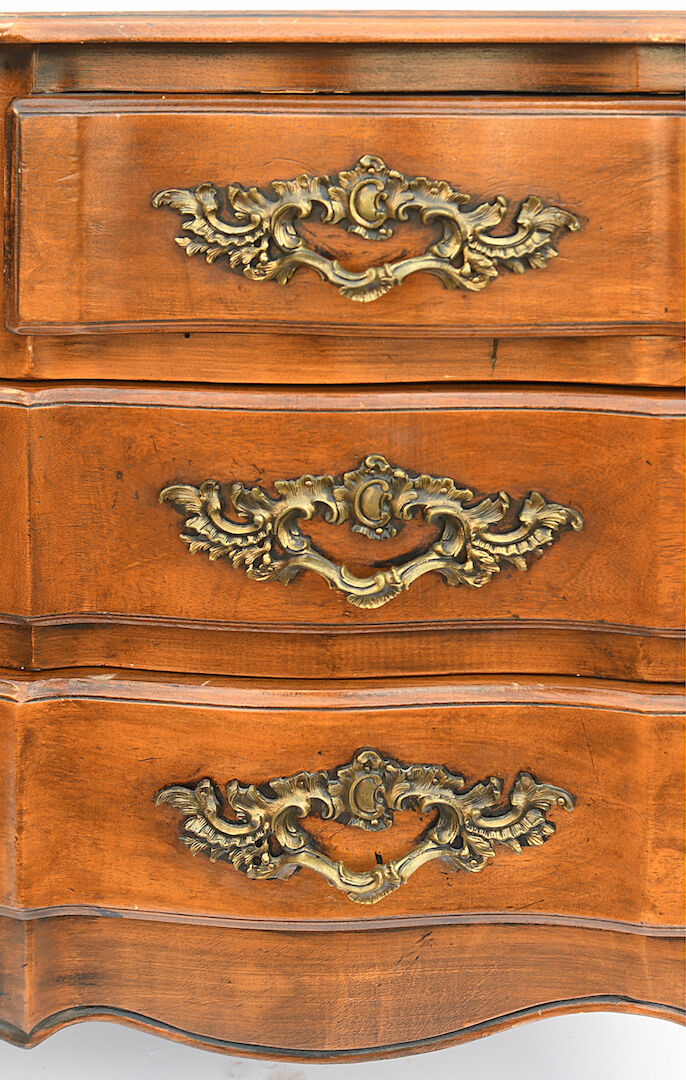 Crossbow-shaped chest of drawers