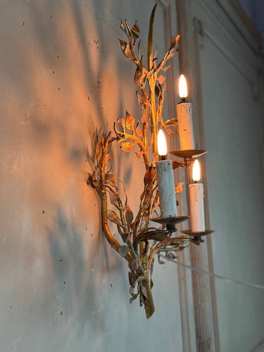 Gilded metal wall lamp with foliage, France circa 1950