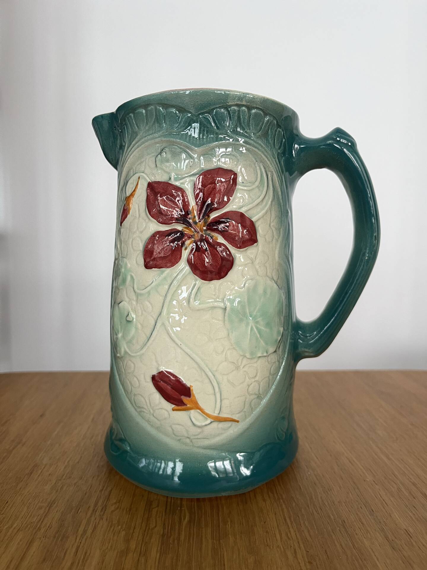 Pichet barbotine Art Nouveau « Capucines »