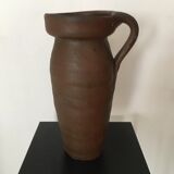 Vase-pichet artisanal en grès. formes irrégulières