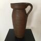 Vase-pichet artisanal en grès. formes irrégulières
