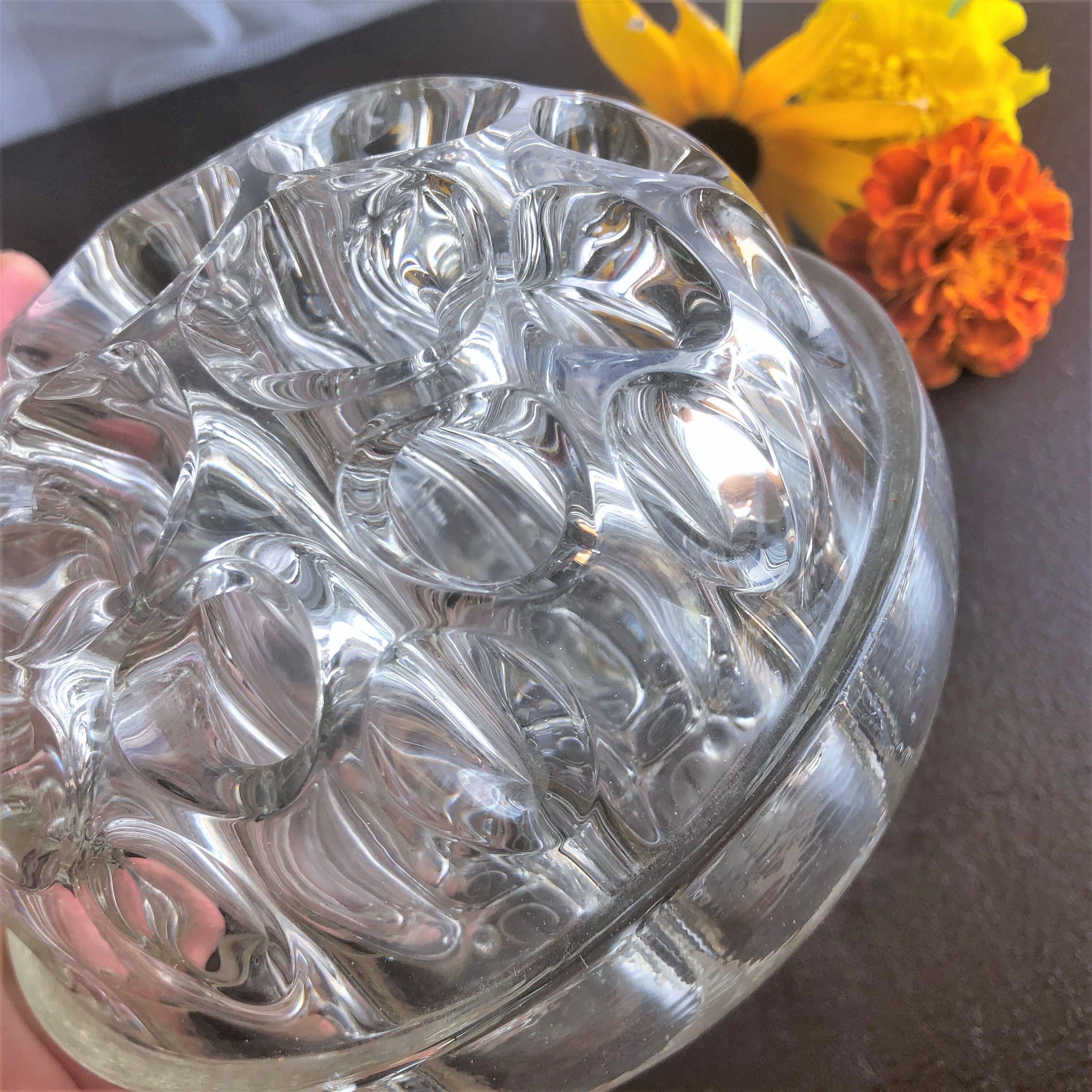 Vase pique-fleurs boule en verre épais à 19 trous France vintage