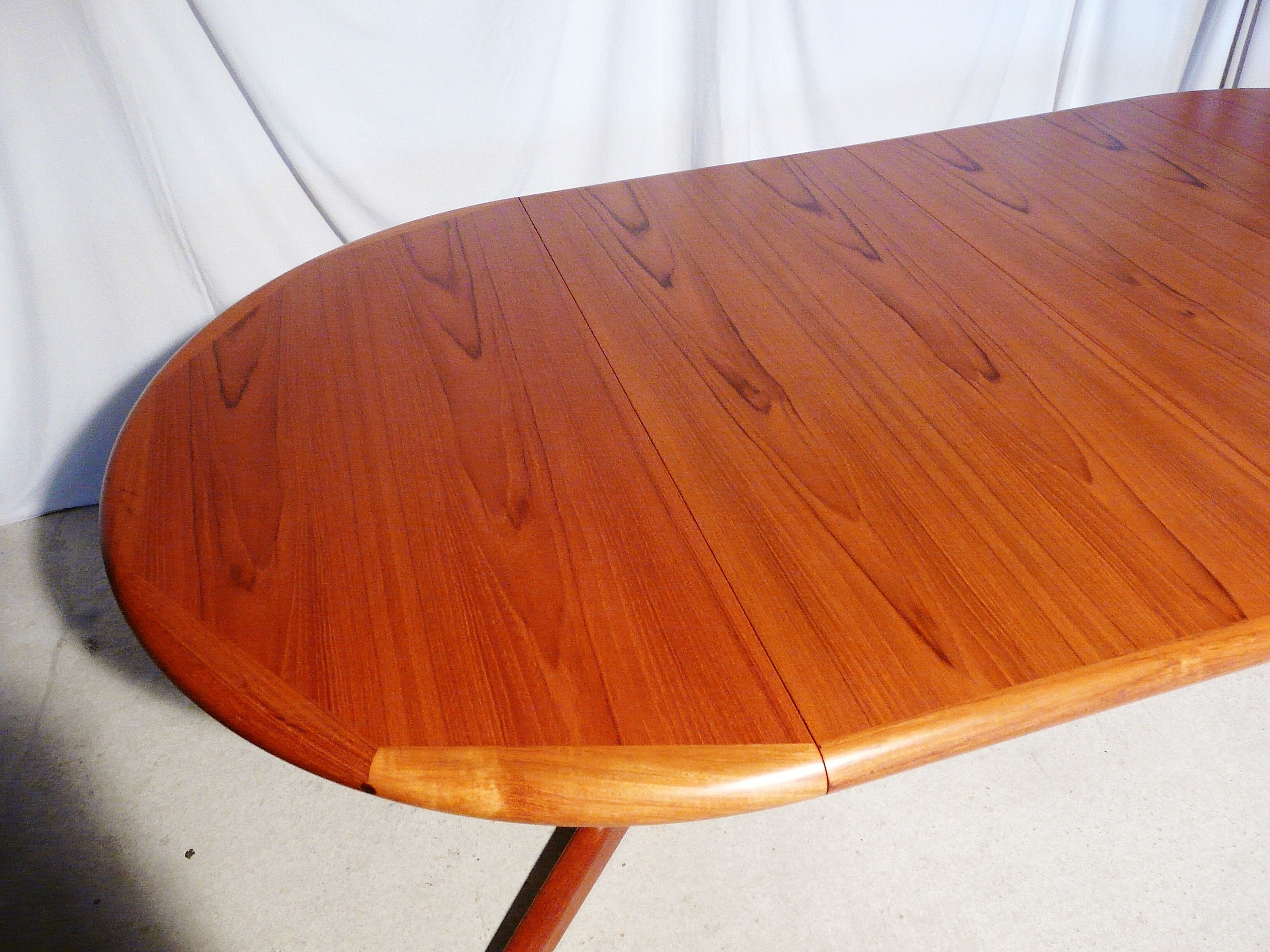 Scandinavian extendable table in teak Laurits M Larsen