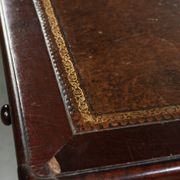 Bureau d'écriture anglais ancien de la fin du 19e siècle avec une couleur chaude.