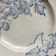 Plat rond en terre de fer décor de vignes et raisins, fin XIXe début XXe