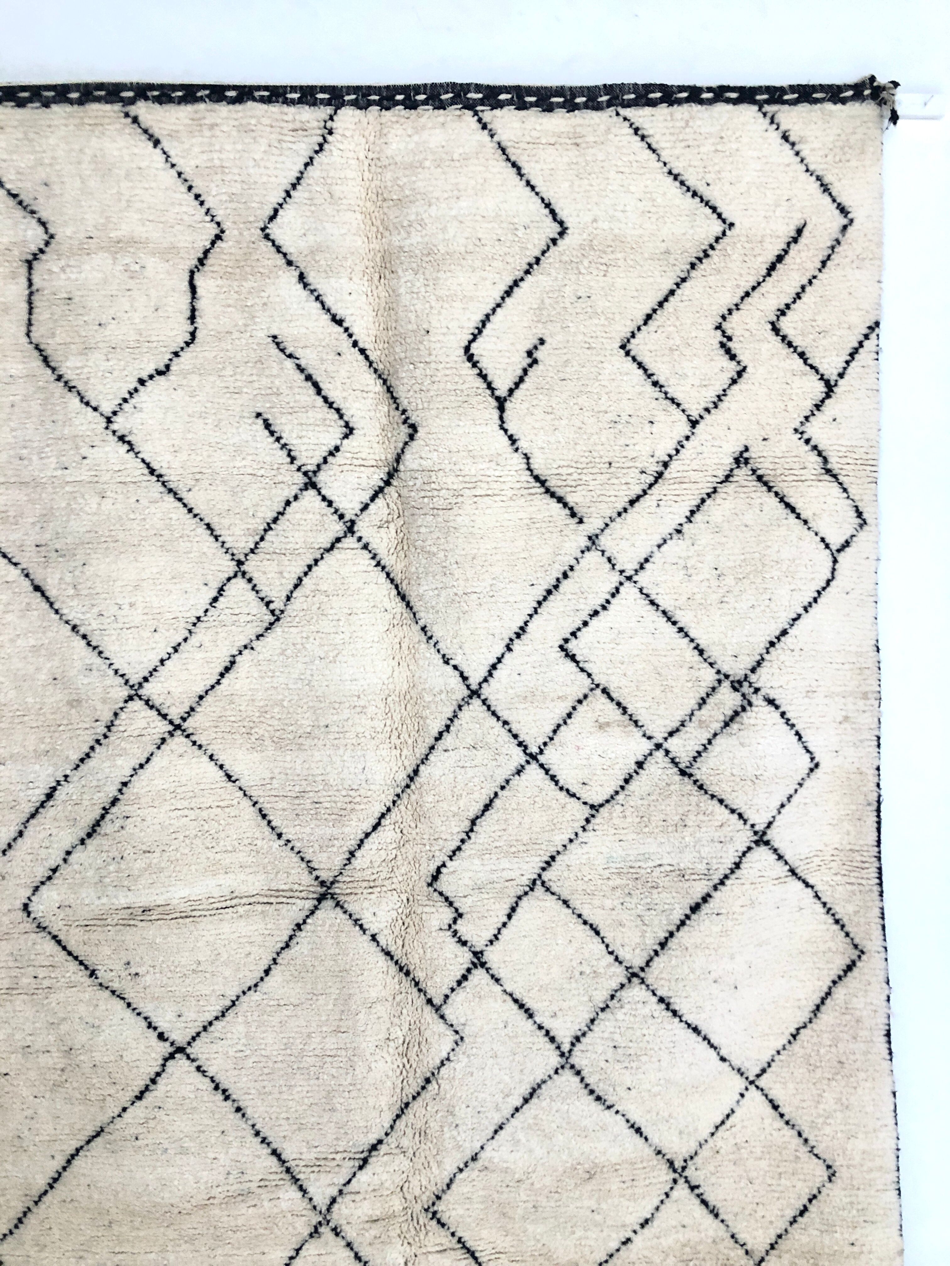 Moroccan Berber carpet with black lines 2,88x1.99m