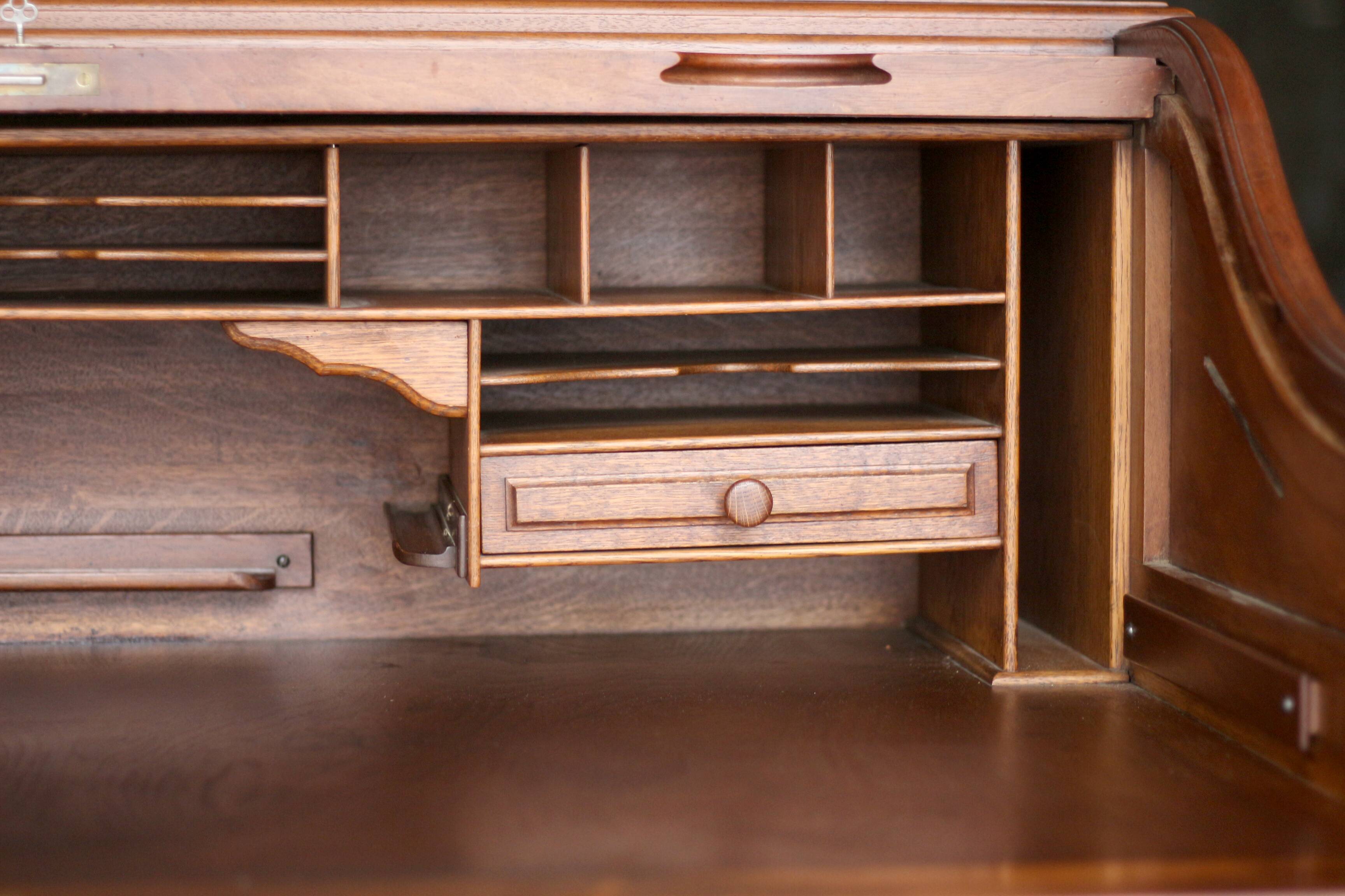 Franco-American American desk in solid mahogany. Circa 1900.