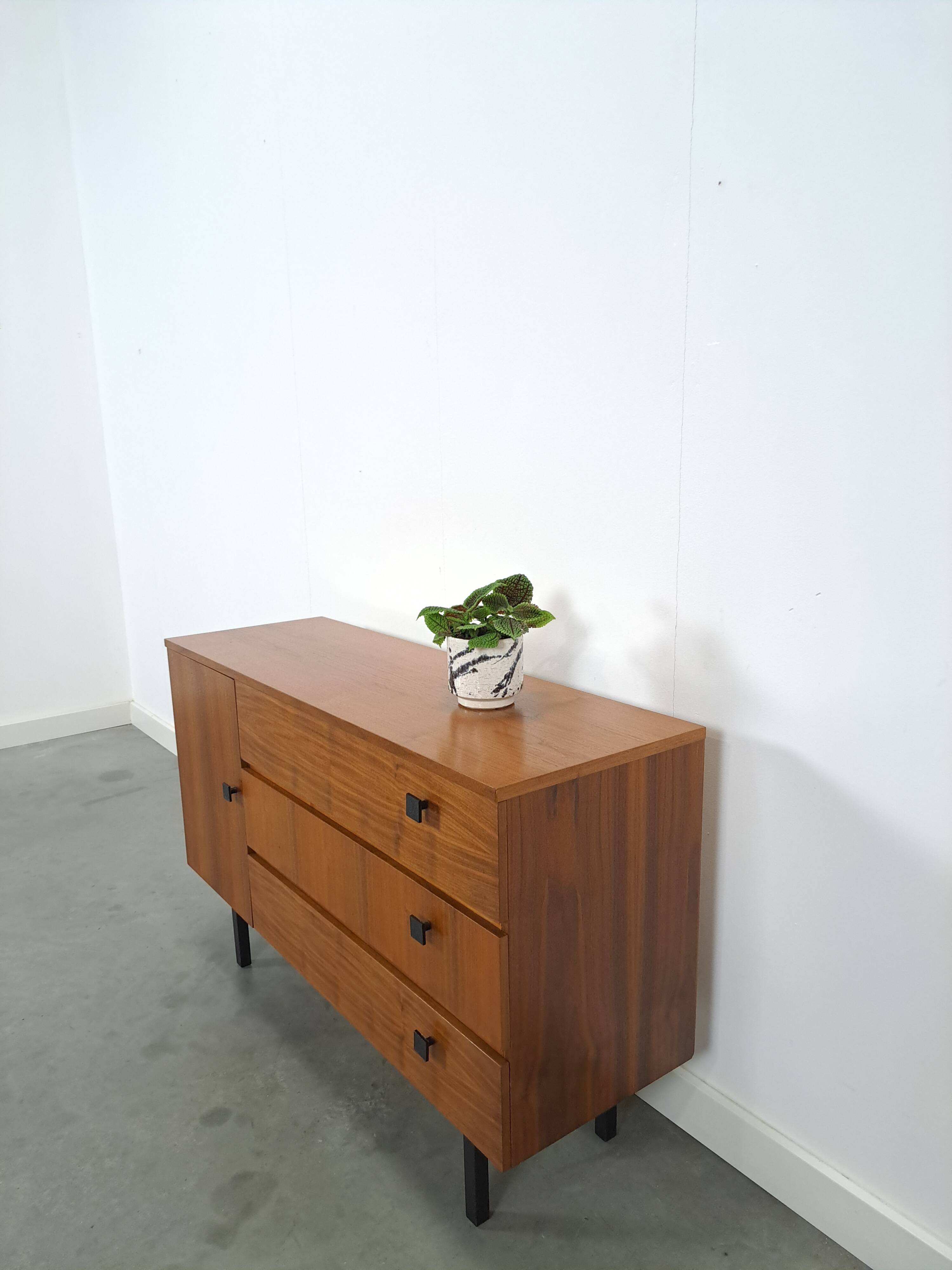 Armoire avec espace de rangement et poignées noires, buffet vintage