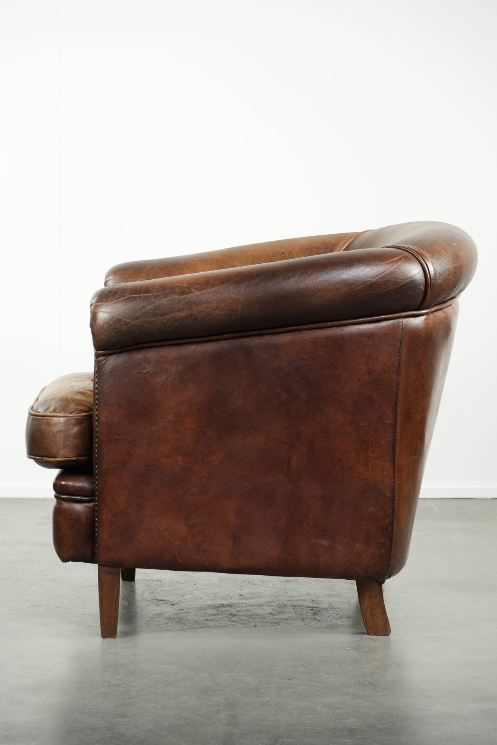 Fauteuil club en cuir de mouton vintage