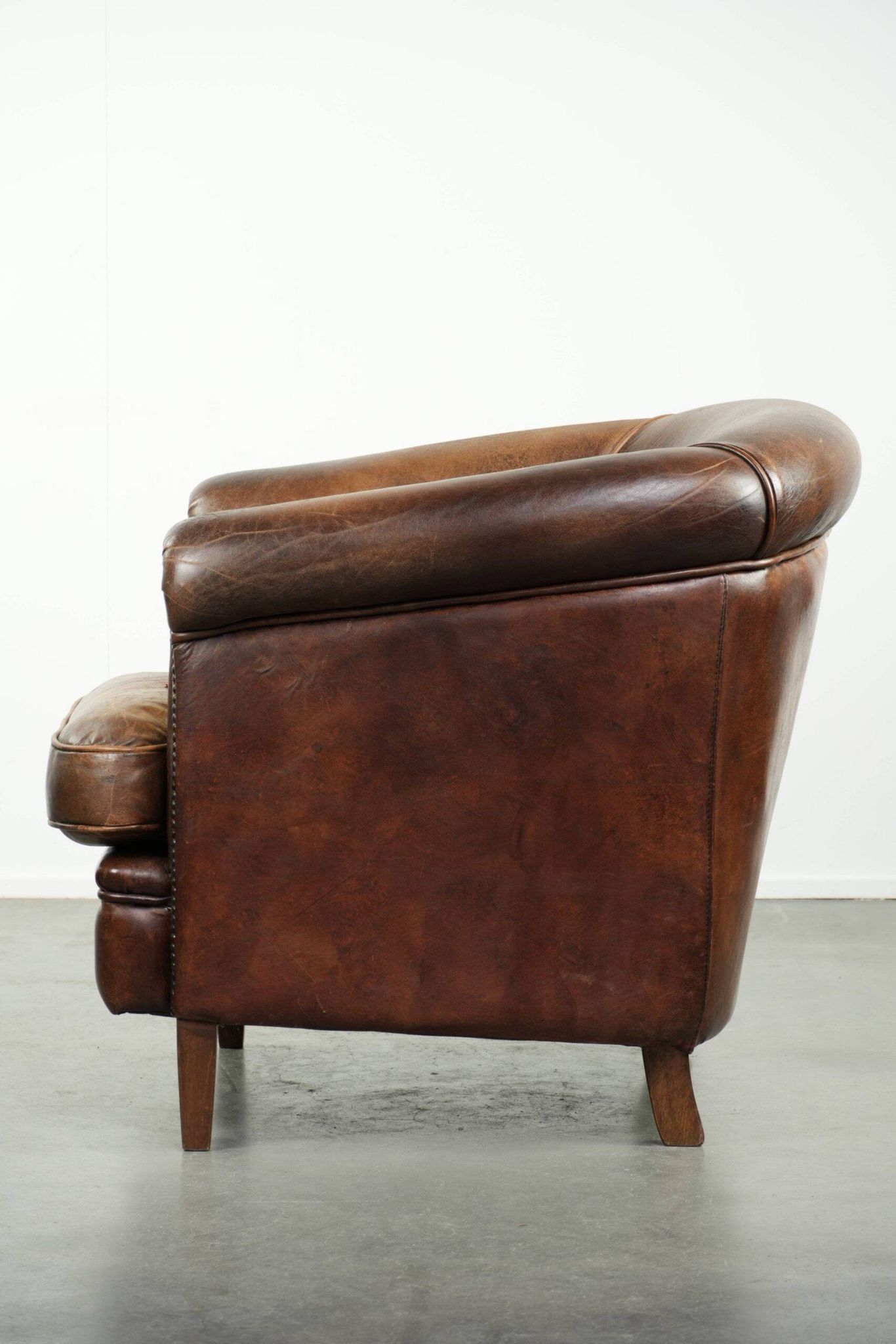 Fauteuil club en cuir de mouton vintage