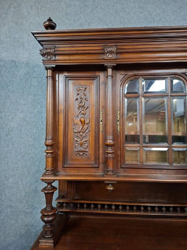 Buffet deux corps richement sculpté – Style Henri II en noyer