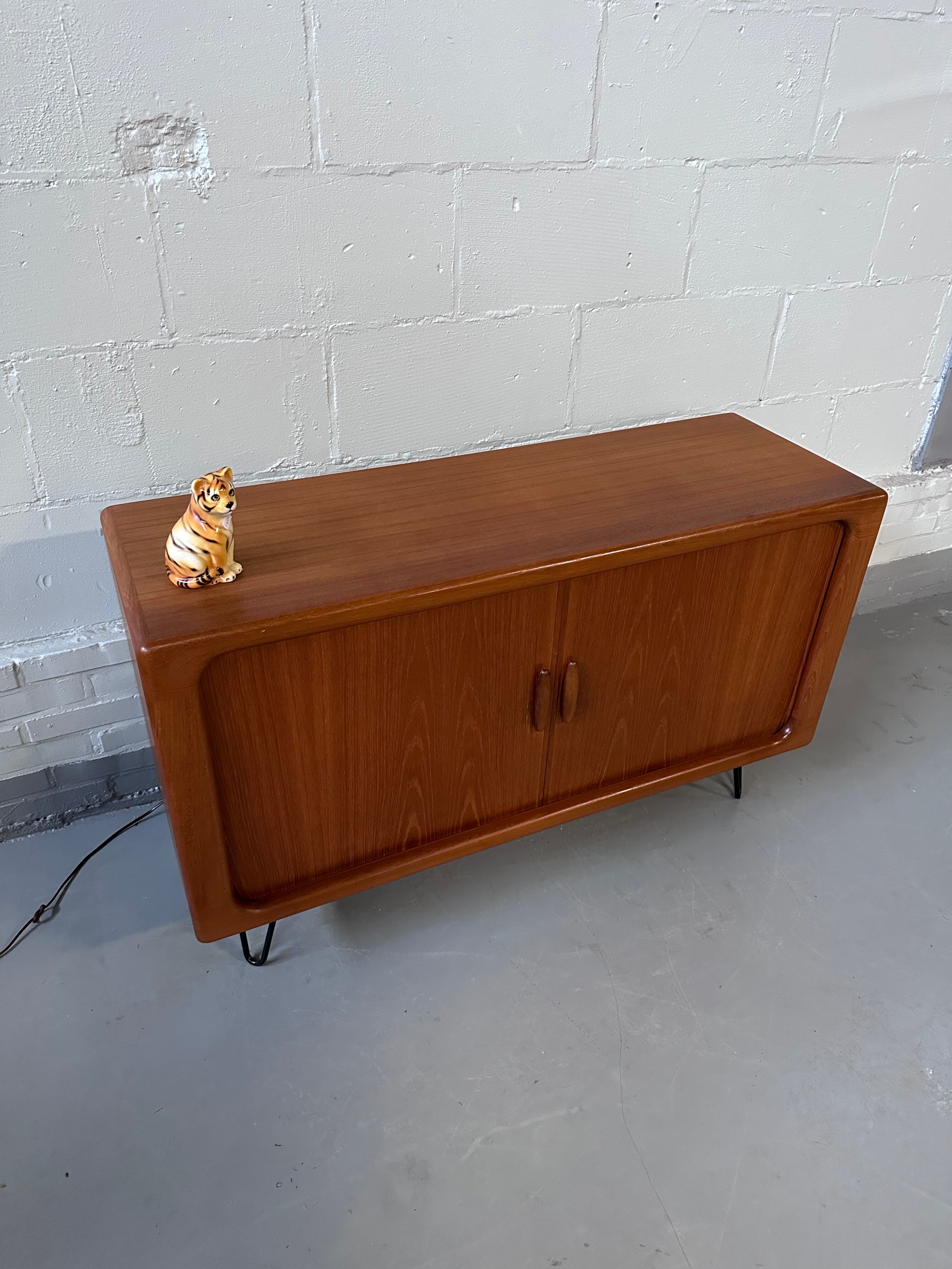 Dyrlund barcloset hairpin cabinet