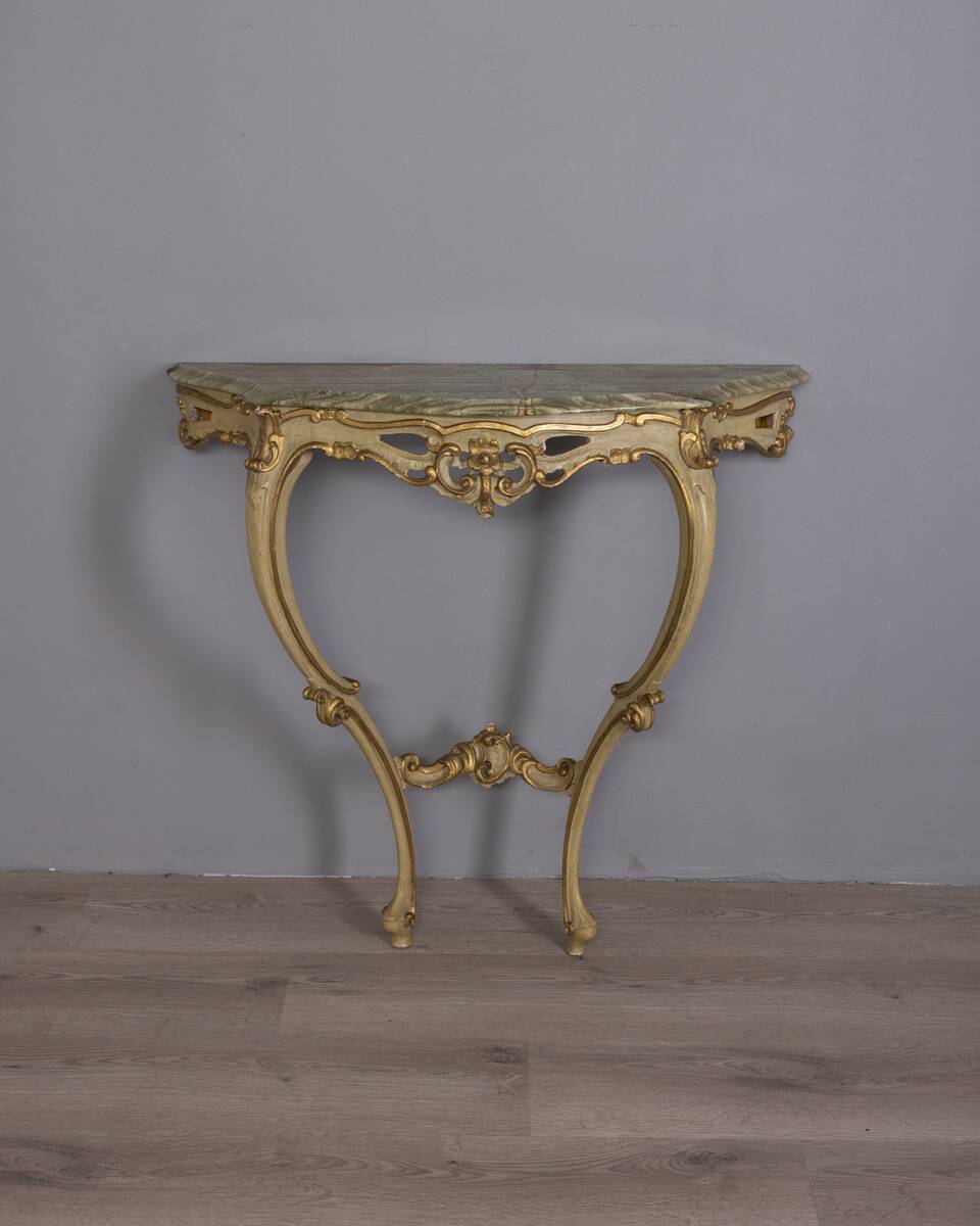 EARLY 20TH CENTURY BAROQUE-STYLE GOLDEN WOOD AND ONYX WALL CONSOLE TABLE