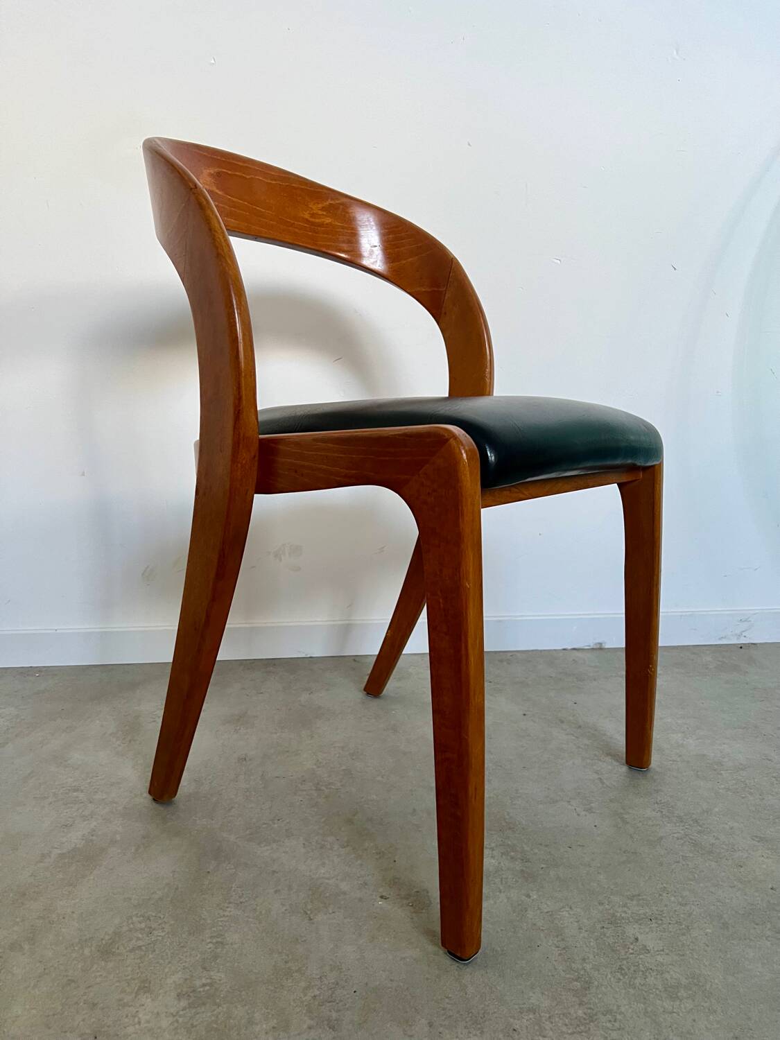 Lot 4 chairs in curved wood and leather design Baumann gondola model 60s vintage