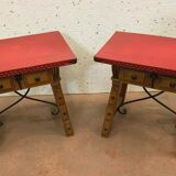 Paire de tables basses en bois naturel dessus en simili cuir rouge XX siècle