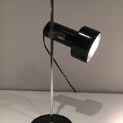 Lampe réglable en métal laqué noir et chrome. Travail français. Vers 1970