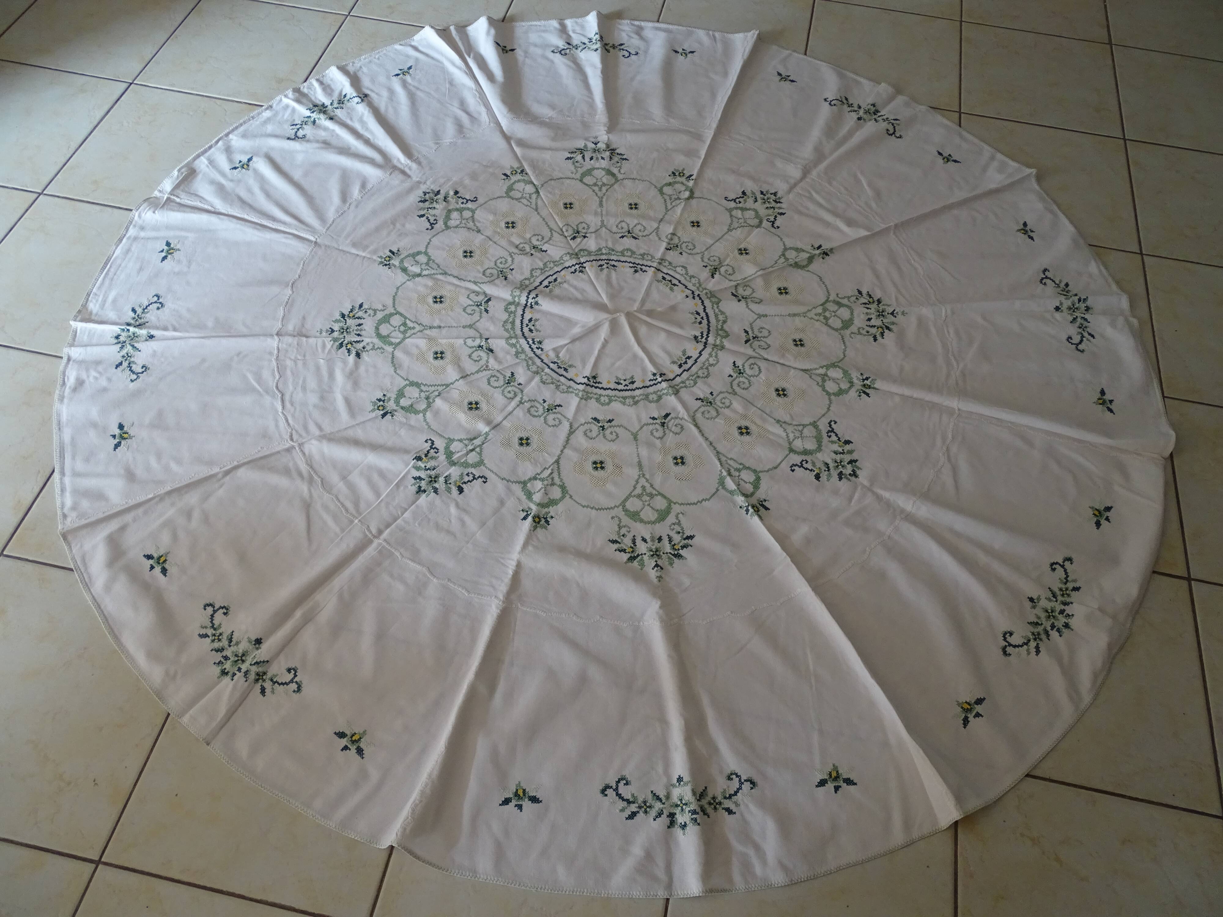 Round embroidered tablecloth 160 cm cotton