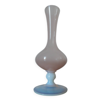 Vase en opaline rose poudré