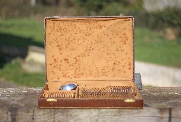 Ménagère art déco dans coffret, set de couverts métal argenté, table déco