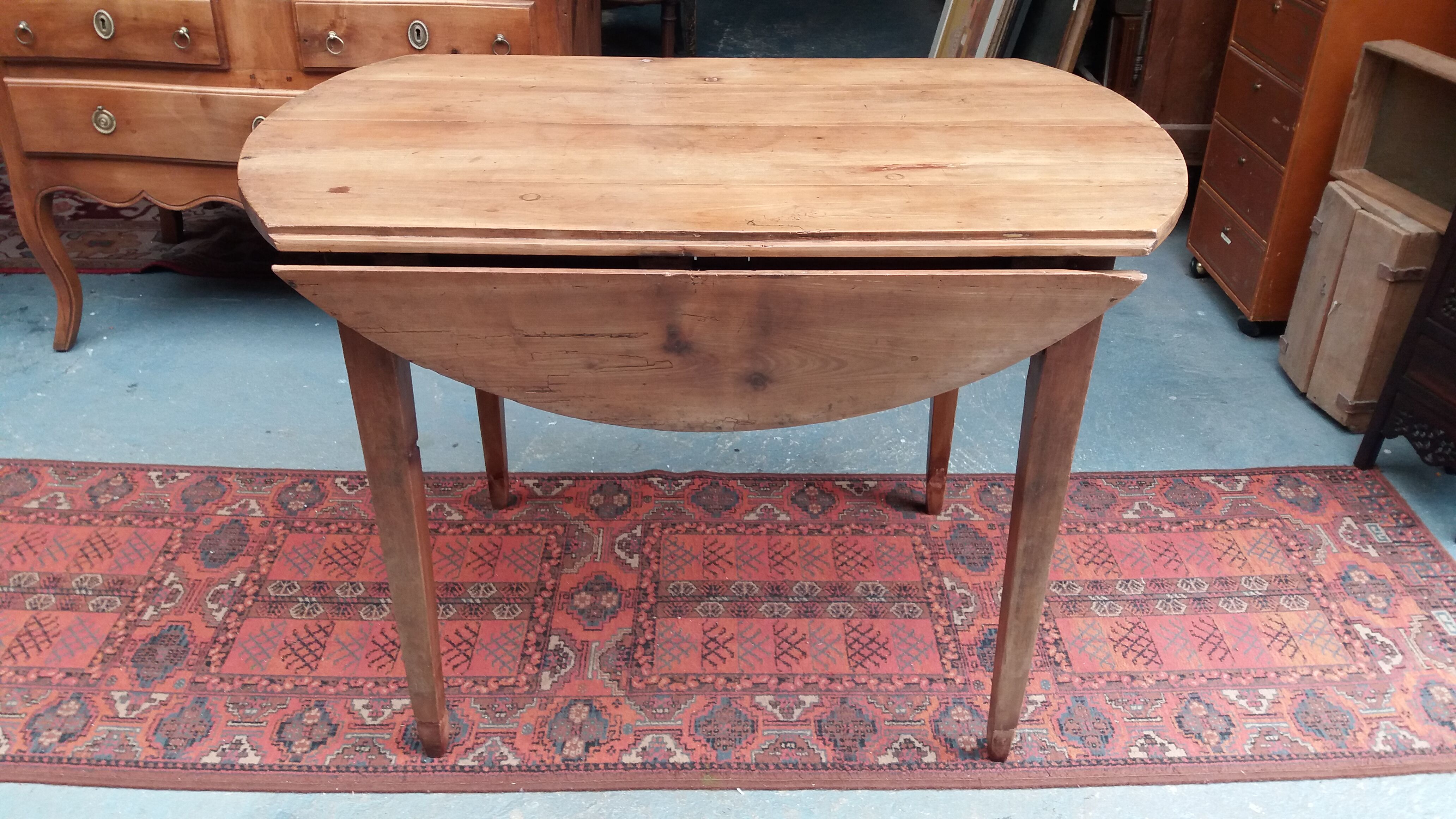 Louis Philippe round table