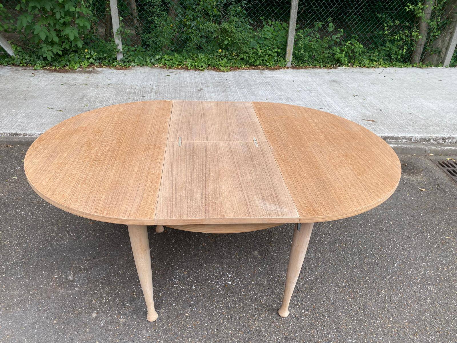 Renovated round extendable Scandinavian dining table in teak, 110cm.