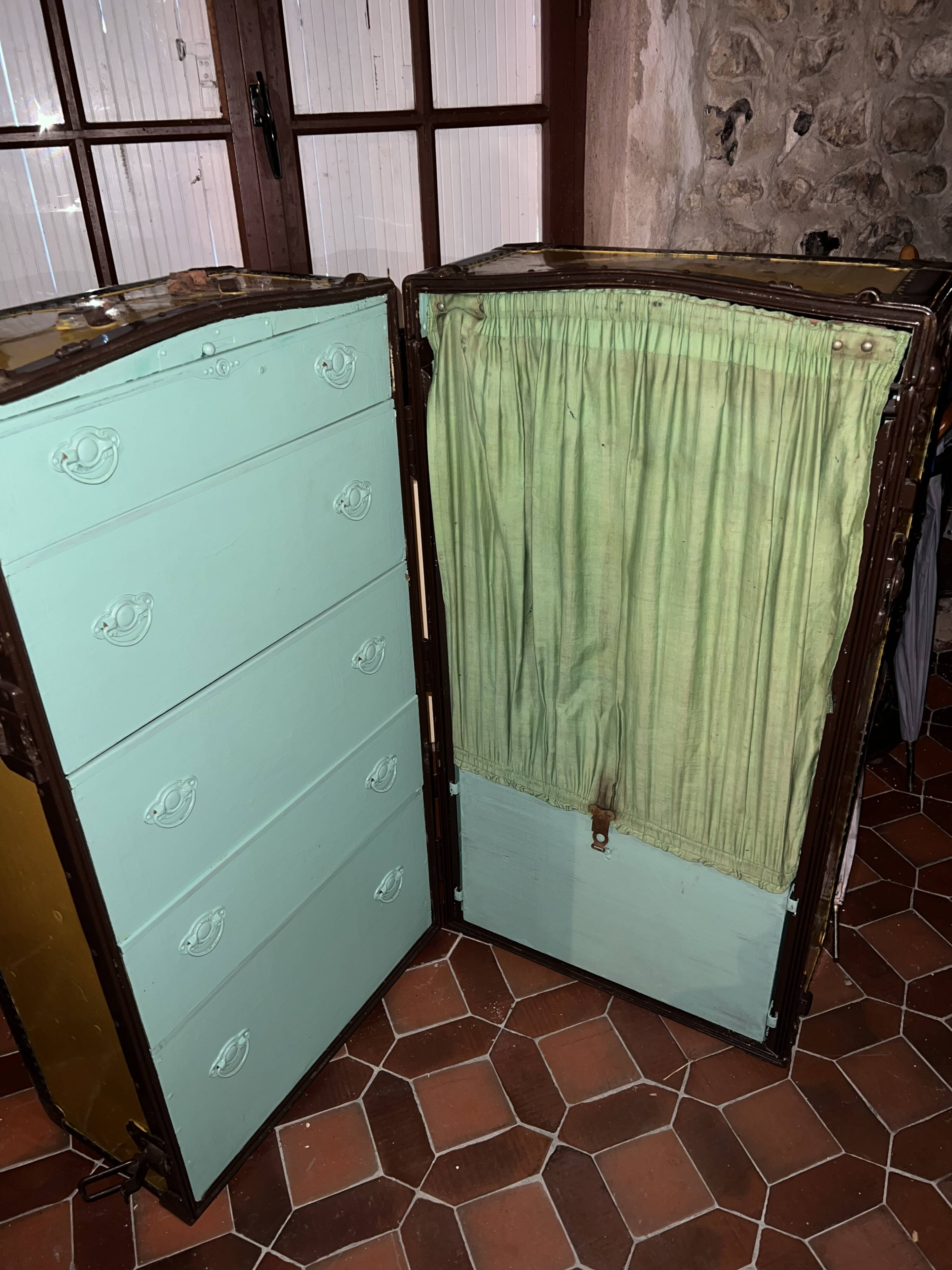 Malle de cabine ancienne avec son intérieur marque Mendel Trunx