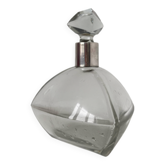 Belle carafe en cristal taillé avec son bouchon et monture en argent massif